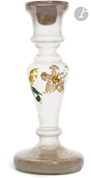 null Petit pot à confiture en verre appliqué de huit framboises.
France, XIXe siècle.
H :...