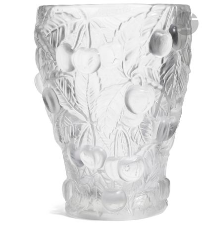 null Vase, en verre givré, pressé, moulé, motif en relief à décor de Cerises.
Manufacture...