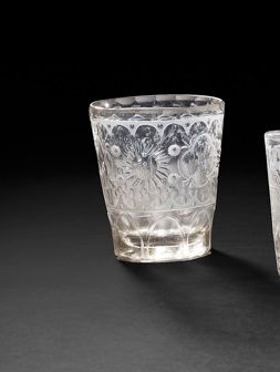 null Flared goblet in cut and engraved crystal.
Decorated on the circumference of...