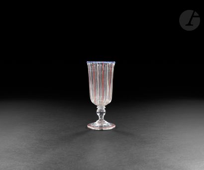 null Vase en verre moulé et soufflé à côtes droites. Emaillé en alternance, de filet...