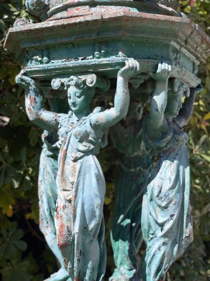 null Wallace fountain in cast iron painted in green (painting redone), the four allegorical...