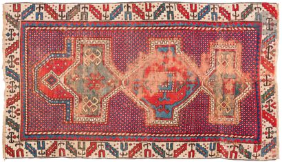 null Kazak
Tapis à décor de trois motifs sur un fond rouge à dessins répétitifs,...