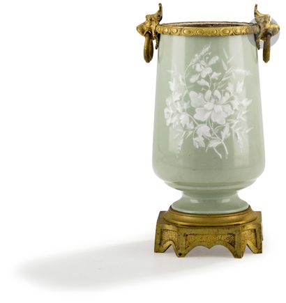 null Vase en porcelaine à décor en relief de fleurs et feuillages sur fond céladon,...