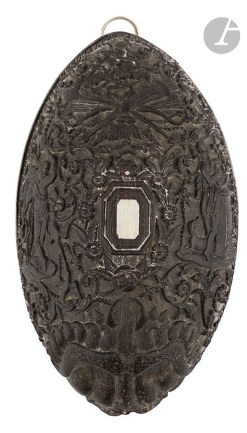 null Half coconut carved in bas-relief with a rich decoration framing a central silver...