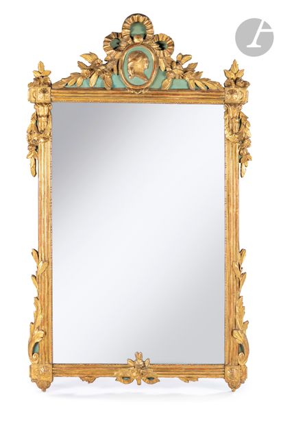 null Miroir en bois peint et doré à décor de feuillages, guirlandes, profil et nœud...