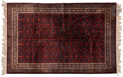  CHINE fin du XXe siècle Tapis en soie à décor de motifs répétitifs rouges sur fond...