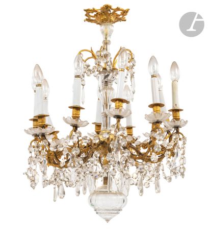 null Lustre en bronze doré et verre taillé à huit bras de lumières à décor de rinceaux,...