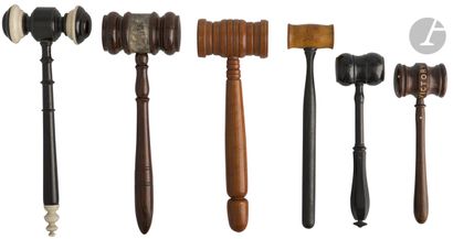  Set of 6 judge's gavels : - Turned and stained natural wood gavel. L : 26,5 cm -...