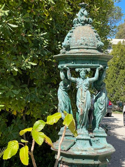 null Wallace fountain in cast iron painted in green (painting redone), the four allegorical...