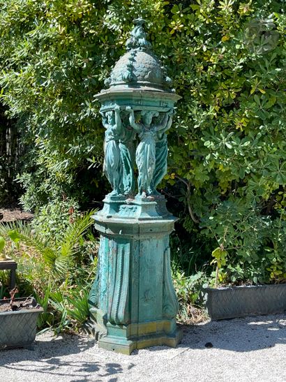 null Fontaine Wallace en fonte de fer peinte en vert (peinture refaite), les quatre...