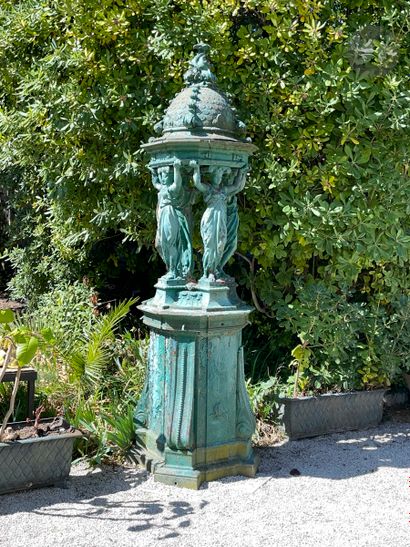 null Fontaine Wallace en fonte de fer peinte en vert (peinture refaite), les quatre...