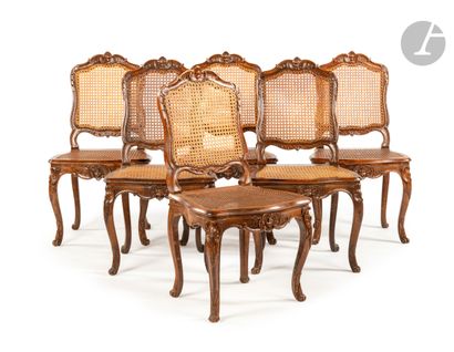 null 
Suite de QUATRE fauteuils, deux canapés et quatre chaises cannés en bois teinté...