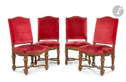  Suite de quatre fauteuils, quatre chaises et un canapé (recouvert différemment)...