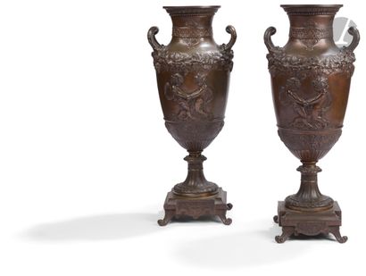 Paire de vases en bronze patiné de forme...