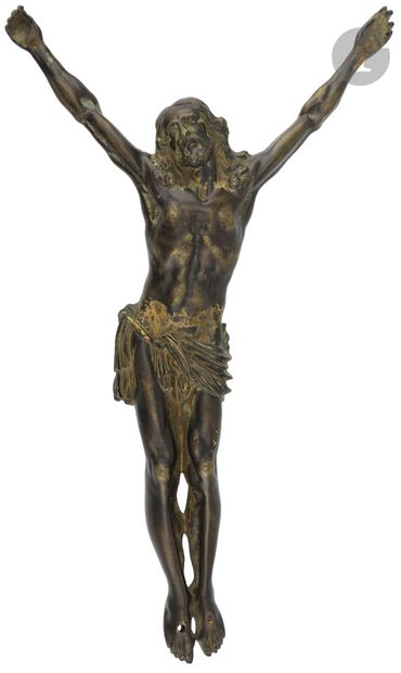 null Christ en bronze, fonte creuse, ciselé, patiné brun avec restes de dorure. Tête...