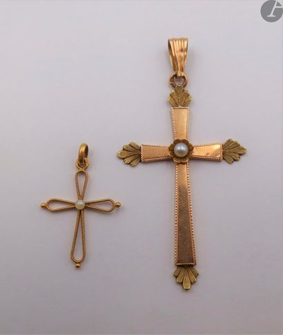  2 pendentifs croix en or (18K et 22K), perle aux centres. Poids brut: 2,5 g 
- petite...