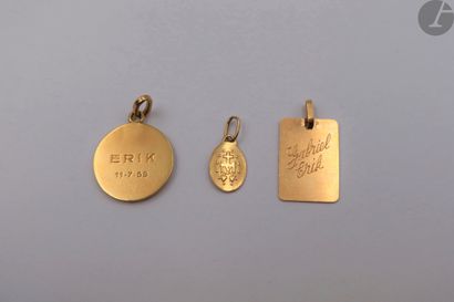  Lot de 3 pendentifs en or (18K) . Poids: 6,7 g 
- une médaille mariale nominative...