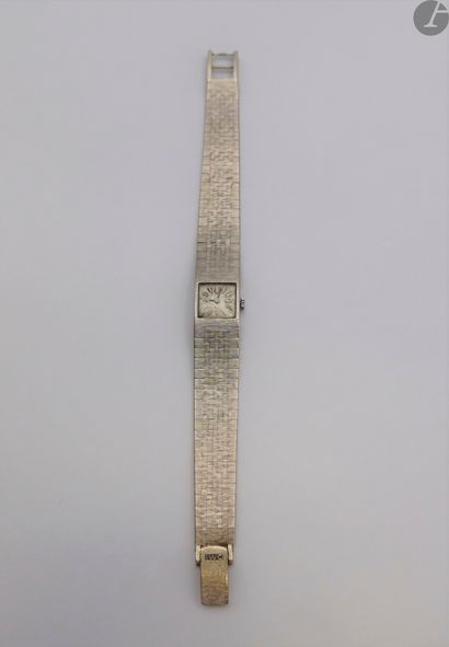 null Montre de dame boitier et bracelet en or gris (18K). IWC. Poids brut : 44,9...