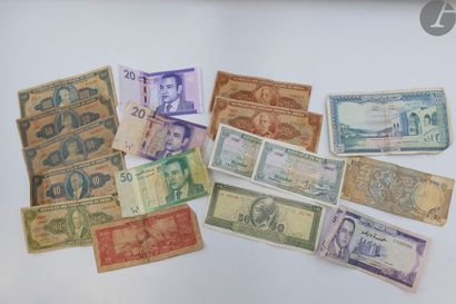 null Lot de 17 billets anciens, étrangers (Maroc, Liban, Grèc, Cambodge, Inde, B...