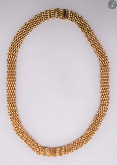  Collier souple en or (18K) 9 rangs maillons ovales. Poids : 63 g