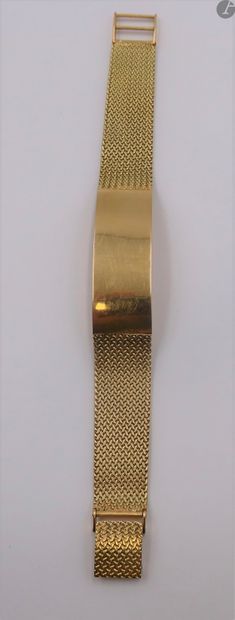  Bracelet plat mailles souples et plaque centrale en or (18K). Poids : 42,9 g