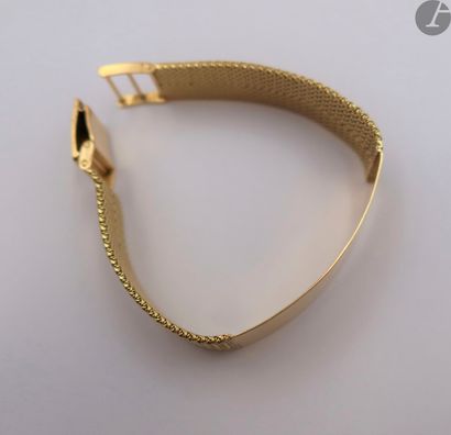  Bracelet plat mailles souples et plaque centrale en or (18K). Poids : 42,9 g