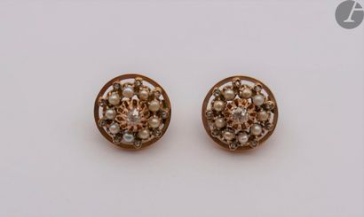  Paire de boucles d'oreilles rondes ajourées en or (18K), perlettes et diamants....