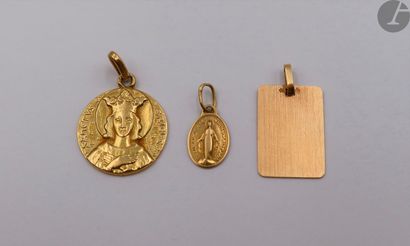  Lot de 3 pendentifs en or (18K) . Poids: 6,7 g 
- une médaille mariale nominative...