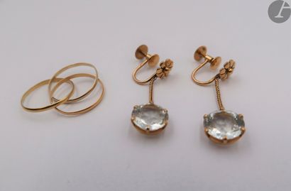  Lot de bijoux en or (18K). Poids brut : 
- une paire de pendants d'oreilles sertie...