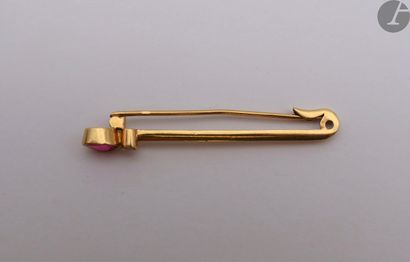  Epingle en or (18K) sertie d'un rubis ovale synthétique. Poids brut : 2,9 g 
Dans...