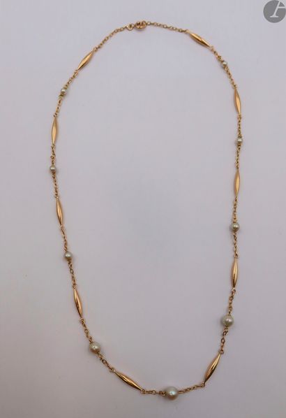  Collier en or (18K) ponctué de perles. Poids brut : 7,5 g