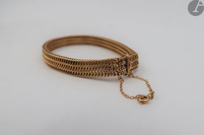  Bracelet maille résille en or (18K). Poids brut: 17,3 g 
(chainette en métal)(a...