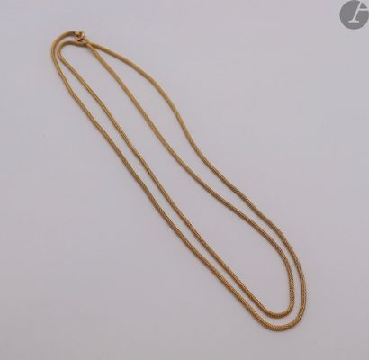 null Chaîne tressée en or (18K). Poids : 13,8 g

(Longueur: 74 cm)