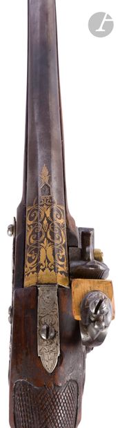  Officer's flintlock pistol from the Balkans {CR}Damascus barrel, round, with thunderbolts,...