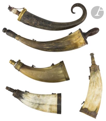  Lot of 5 large powder horns of different sizes and models{CR} in horn, bone horn...