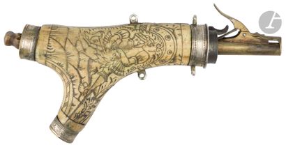  Antler powder flask, brass and silver metal fittings, body engraved with a fighting...