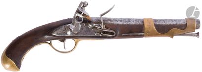  Pistolet d’arçon à silex modèle 1763-66. {CR}Canon rond à méplats au tonnerre poinçonné...