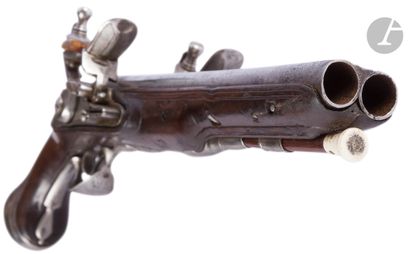 null 
Double flintlock pistol {CR} Round barrels in table, with flats with the thunders....