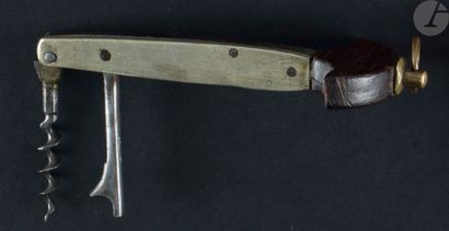 null Attributed to BECHON MOREL

Folding corkscrew with brass lever, the handle out...