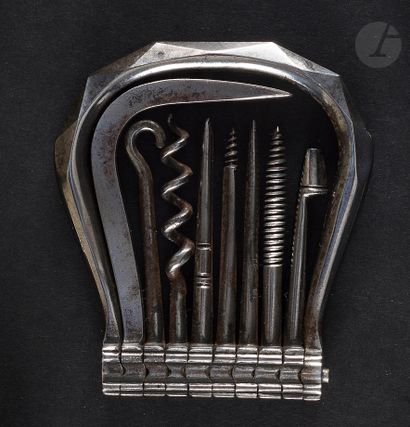Harp-type corkscrew in iron, the handle faceted,...