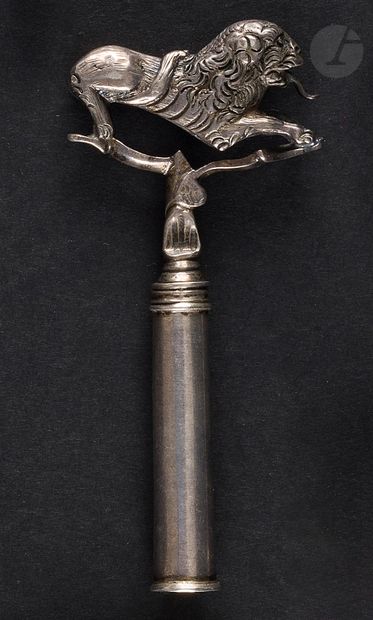 null Silver pocket corkscrew. With a smooth worm-guard and a lion-shaped handle,...