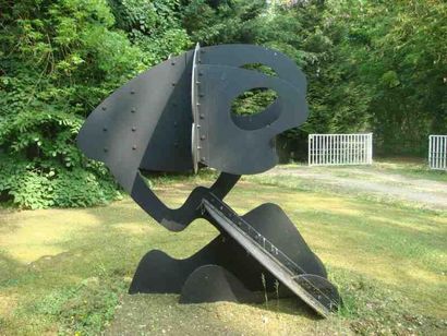 Claude Gilli (né en 1938) Arbre noir Sculpture en métal découpé, riveté et peint....