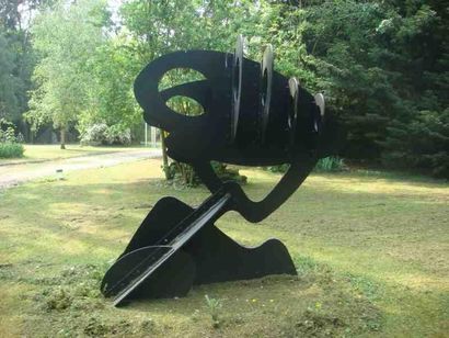 Claude Gilli (né en 1938) Arbre noir Sculpture en métal découpé, riveté et peint....