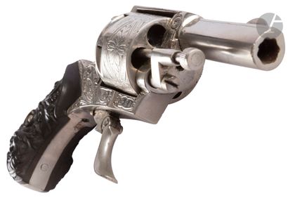 null Revolver British Bulldog, six coups, calibre 320 à percussion centrale. 
Canon...