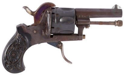  Revolver à broche six coups, calibre 7 mm, double action. Canon à pans marqué « MANFACTURE...