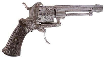 null Revolver with pin system Lefaucheux, six shots, calibre 7 mm. Engraved cylinder...