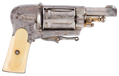  Revolver Hammerless, cinq coups, calibre 6 mm Velodog. Canon rond. Carcasse fermée...