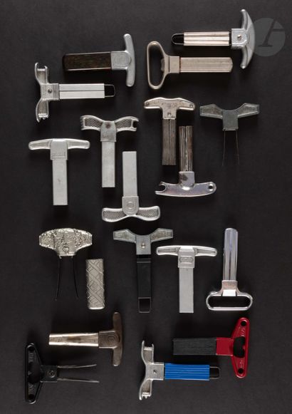 null Eighteen bi-blade corkscrews.

Marked " JTR ", " MONOPOL AH SO WEST GERMANY...