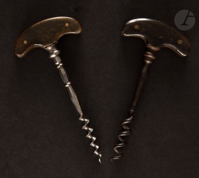 null Attributed to DELAPORTE

Two simple corkscrews, the handles with riveted horn...