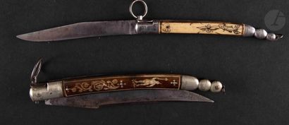  Deux couteaux pliants de type " NAVAJAS ", les manches en corne décorée. 
Longueur...